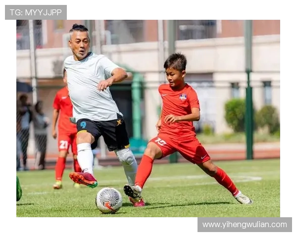 两位足球巨星同框合影展现球场之外的友谊与默契